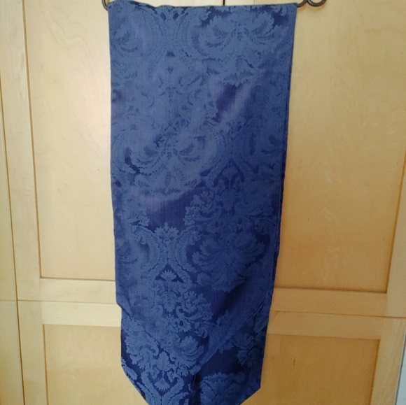 Silk table runner - Picture 3 of 3